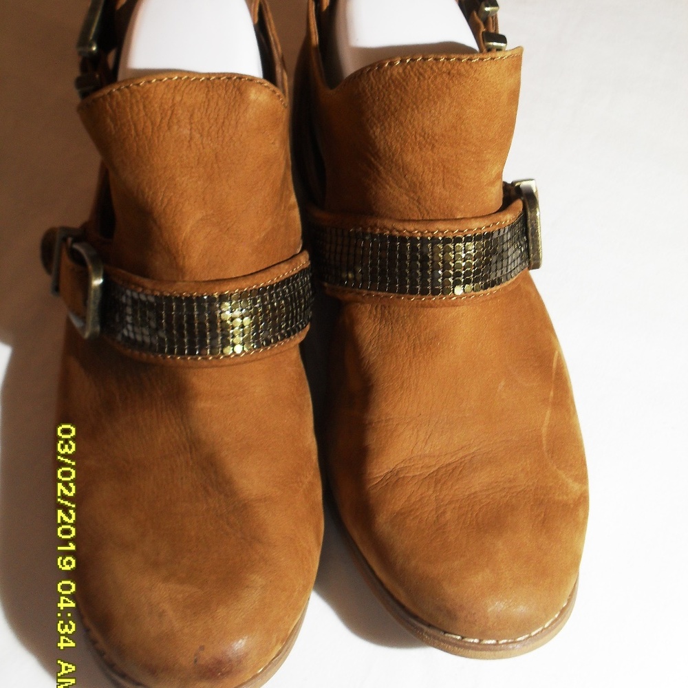 WOMEN'S SIZE 7.5 SUEDE GIANNI BINI ANKLE BOOTS